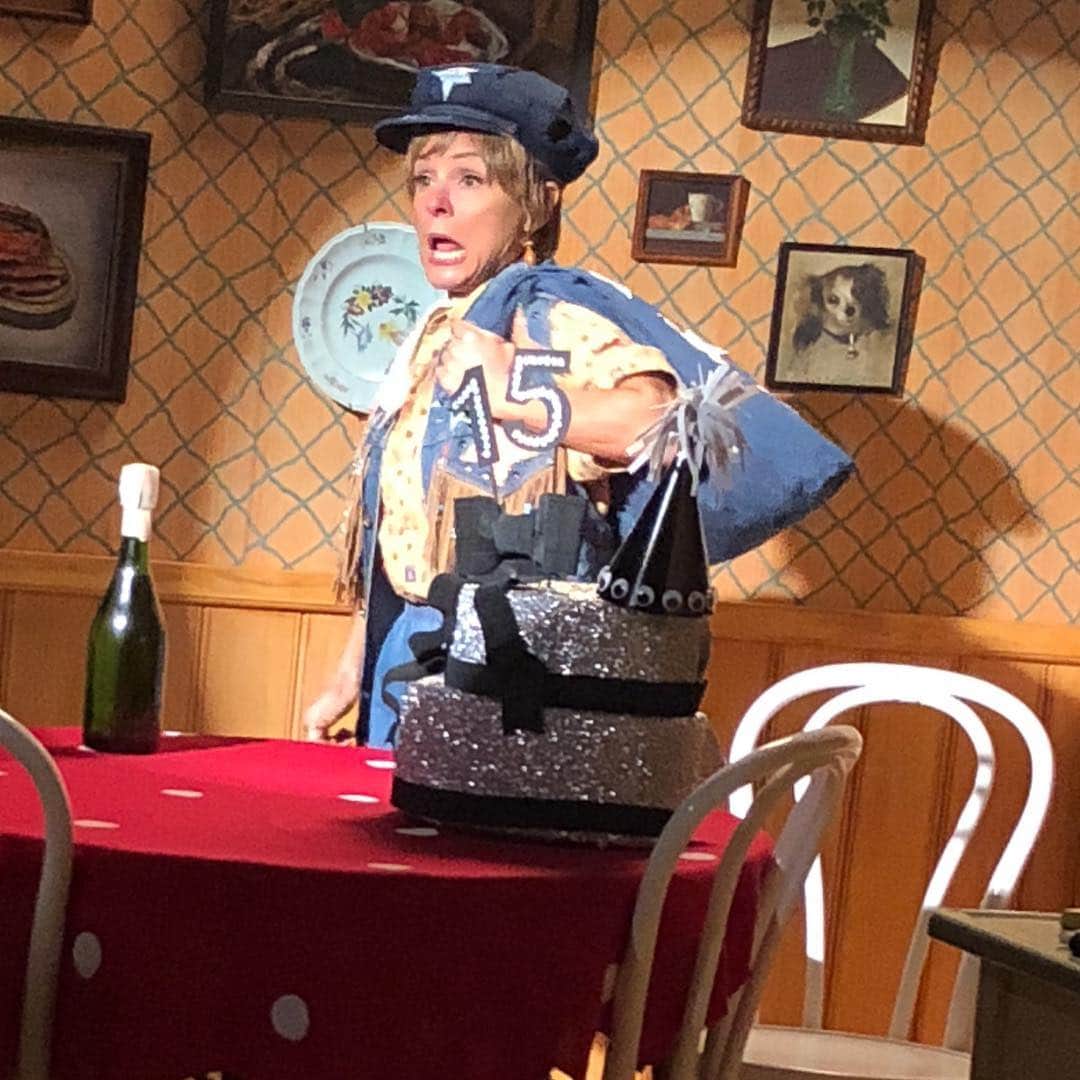 エイミー・セダリスさんのインスタグラム写真 - (エイミー・セダリスInstagram)「Round 3 of behind the scenes @athomewithamysedaris @trutv tonight 10/9c #athomewithamysedaris Anniversary Episode」3月27日 7時10分 - amysedaris