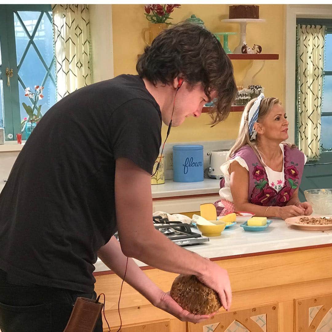 エイミー・セダリスさんのインスタグラム写真 - (エイミー・セダリスInstagram)「Round 3 of behind the scenes @athomewithamysedaris @trutv tonight 10/9c #athomewithamysedaris Anniversary Episode」3月27日 7時10分 - amysedaris