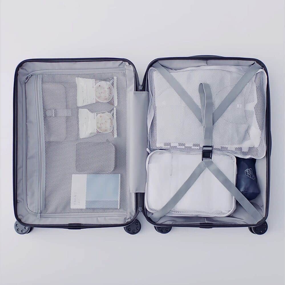 MUJI USAさんのインスタグラム写真 - (MUJI USAInstagram)「Packing for spring break? Our Hard Carry Suitcases and Well-Fitted Neck Cushions are travel must-haves. Now 20% off through 3/31. *Limited quantity. #muji #mujiusa #travel #mujitogo #luggage」3月27日 7時12分 - mujiusa