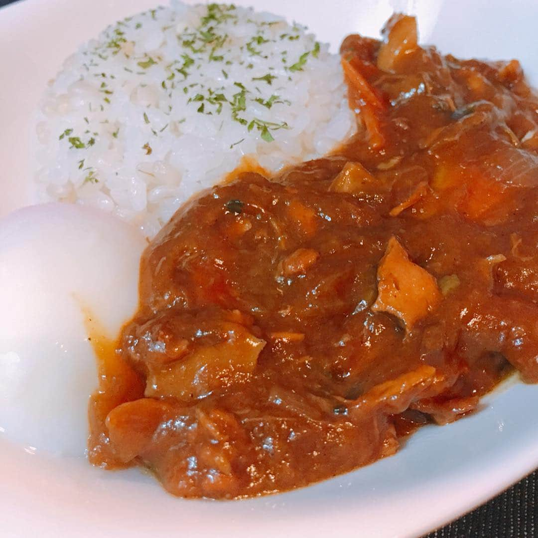 佐山万里菜さんのインスタグラム写真 - (佐山万里菜Instagram)「🍽シェフ佐山🍽 最近アスリートの食事の中で注目されてる「鯖缶」 海外選手からも日本食は、かなり注目されてます✨ . . 鯖缶安定の価格で、いつでもどこにでも売ってるし本当使いやすい✨ 長友選手専属シェフ、加藤シェフも鯖缶カレーのレシピをあげていましたが……㊙️食トレでも出てきてた！！ . -鯖缶メニュー- ・オートミール&鯖缶 →オートミールの食べ方で1番好きなやつ！ ・鯖缶のつけ汁 これめちゃめちゃ簡単うまいっ！ ・鯖缶つけ汁雑炊 ・鯖缶&新タマサラダ ・鯖缶ハヤシライス 自分は、カレーよりハヤシライスのが好きだなぁ！！ 鯖缶そのまま食べても本当に美味しいですが……少し工夫して、普段のメニューに取り入れるよーにしてます✨ . . 食べた物で体は作られる！！ 🍽アスリートのリアルなアスリート飯🍽 #笑顔 #オシャレ #可愛い#写真#海好き #アスリート#筋肉 #腹筋 #トレーニング #減量#ダイエット#instagood #幸せ #感謝 #ライフスタイル #うまい #アスリート飯 #減量食 #ダイエットメニュー  #料理  #節約 #勝利飯 #ダイエットメニュー #食事 #いいね #食トレ#ヘルシーメニュー  #鯖缶 #注目 #smile」3月27日 7時19分 - sayama.19