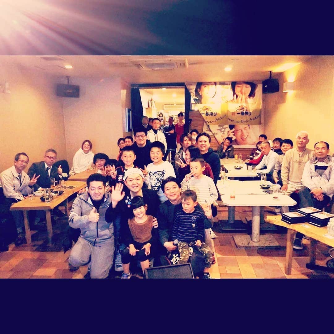 松本隆博のインスタグラム：「。 みなおは～ 愛媛県大洲市LIVEに 沢山おこし下さり有難う ございましたー！！ 今回に2回目となります、 前回は昨年の大水害被害、 ダムの決壊などもあり、 未曾有の大水害となったここ 大洲市、慰労も込めてLIVE をさせて頂き、そこで2回目 を約束、そして楽曲、 リトマス試験紙では大洲大水害 のスライドにして最後歌った。 ヽ(；へ；)ノ\(*ˊᗜˋ*)/。 僕よりも先輩の方々の自然な スタンディングオベーション が嬉しかったです！！！ また また また やりますよ♪。.:＊・゜♪。.:＊・゜♪。.:＊・゜ \(*ˊᗜˋ*)/」