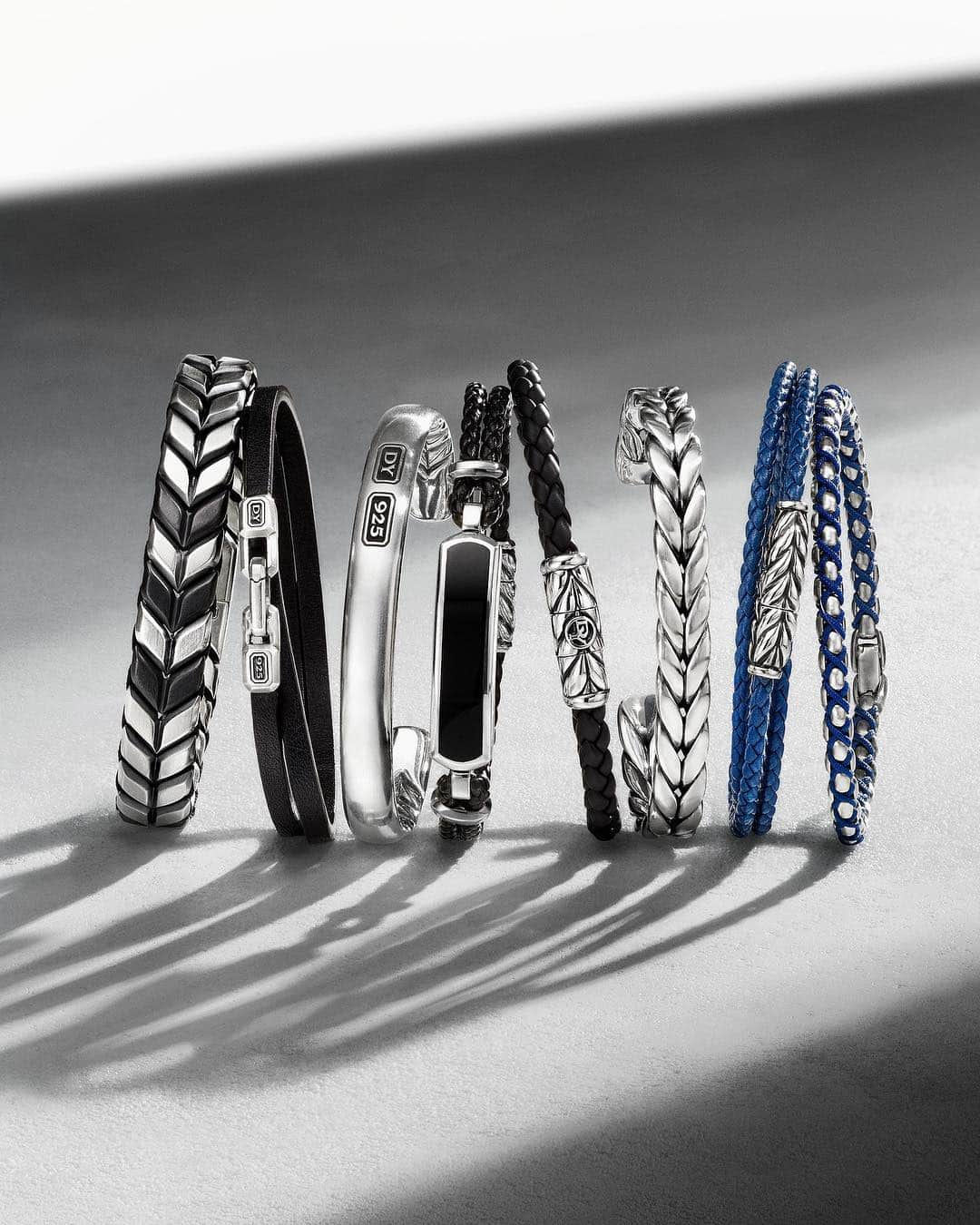 デイビット・ユーマンさんのインスタグラム写真 - (デイビット・ユーマンInstagram)「Multiple choice. • Our Chevron designs mix well with bracelets in a range of materials—from sterling silver to woven rubber, leather or nylon. Which is your favorite? • Shop the collection through our bio. #DavidYurmanMen」3月27日 7時15分 - davidyurmanmen