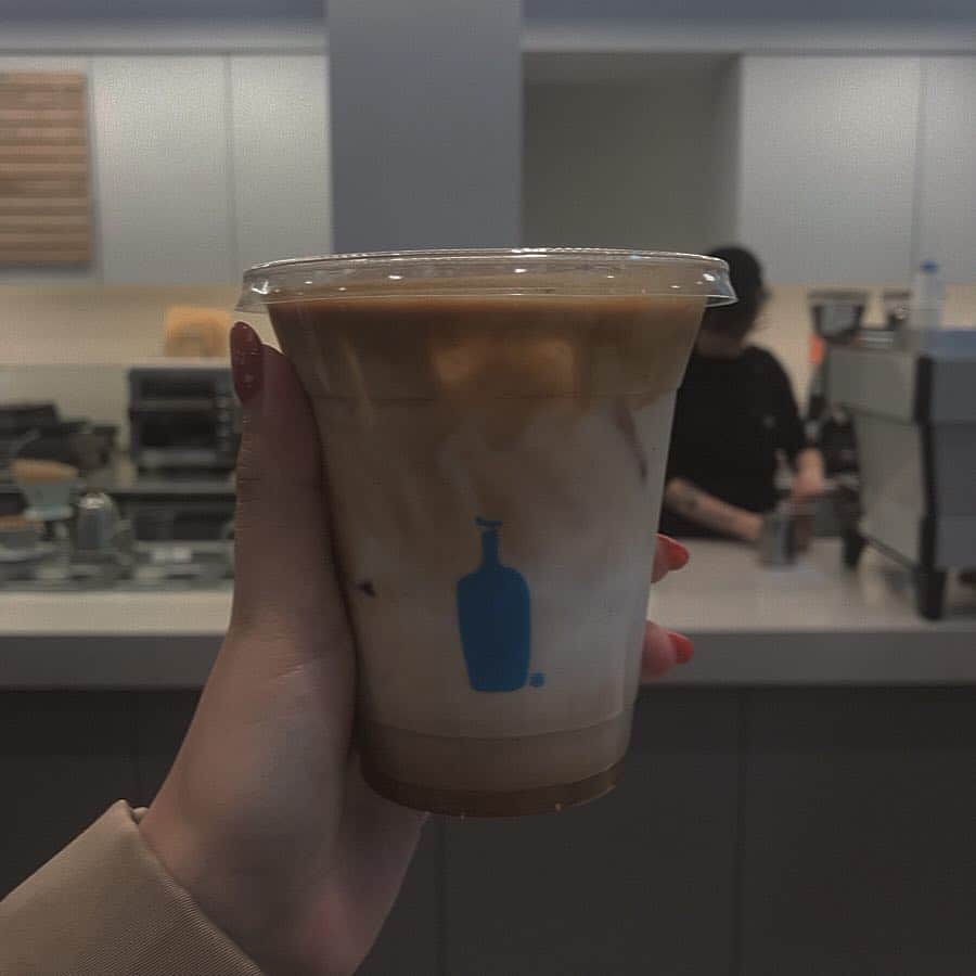 薮下柊さんのインスタグラム写真 - (薮下柊Instagram)「アイスラテ🥛🌙 : : #bluebottlecoffee  #cafe #coffee #nyc #ニューヨーク」3月27日 7時16分 - __yabushita_shu__