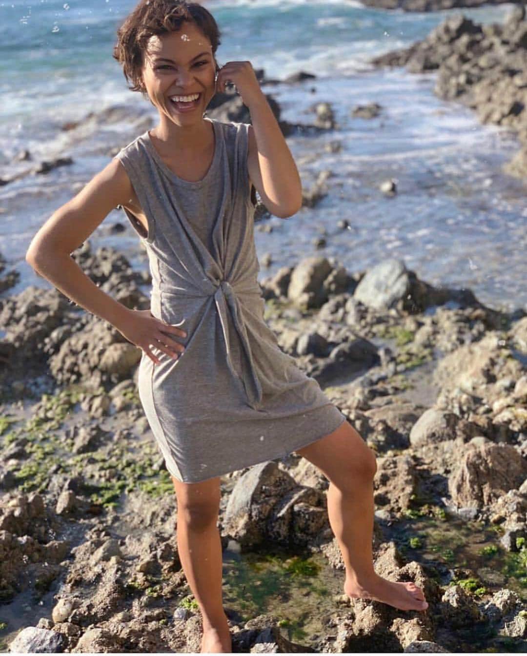 のインスタグラム：「Our Elan tie front dress is perfect for your next weekend beach trip. @kellithinks . #springbreak #americanstyle #madeintheusa #ethicalstyle #ethicalbrand #sustainablebrand #consciousclothing #petitejoys #darlingdaily #sweaterweather #bloggerstyle #darlingweekend #petitejoys #springstyle #springdress #ootdstyle #fbloggerstyle #losangelesstyle」