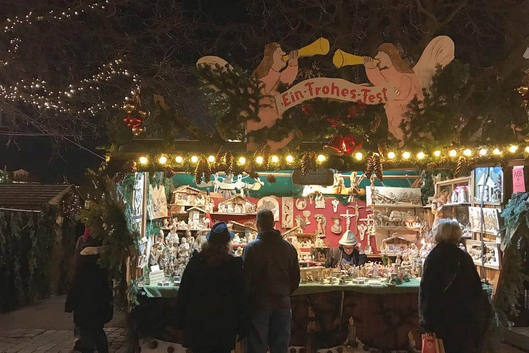 Nagisa 나기사さんのインスタグラム写真 - (Nagisa 나기사Instagram)「🇩🇪1812ドイツtrip🇩🇪﻿﻿ ﻿ 現在地Mexico🇲🇽Tripはストーリーにて﻿﻿ ﻿﻿ ﻿ クリスマスマーケットの屋台は﻿ 屋根にこだわりがある所もたくさん！！﻿ ﻿ またどっかのクリスマスマーケット行けたらいいなぁ❤️﻿ ﻿ ﻿ ﻿ ﻿﻿﻿﻿﻿﻿﻿ #海外生活 #外国生活 #ドイツ旅行 #クリスマスマーケット #ドイツクリスマスマーケット #シュトゥットガルト #エスリンゲン #エスリンゲン中世クリスマスマーケット #sagojoinsta #retrip_germany #retrip #タビジョ #旅行好きな人と繋がりたい #女子旅 #世界一周 #アイルランド留学 ‪#アイルランド語学留学 #アイルランドワーホリ #ワーホリ #ギリホリ #germany #jtbで旅したい #タビジェニ #anaタビキブン﻿ #タビジェニアンバサダー  #stayway女子旅」3月27日 7時24分 - nagisa0713