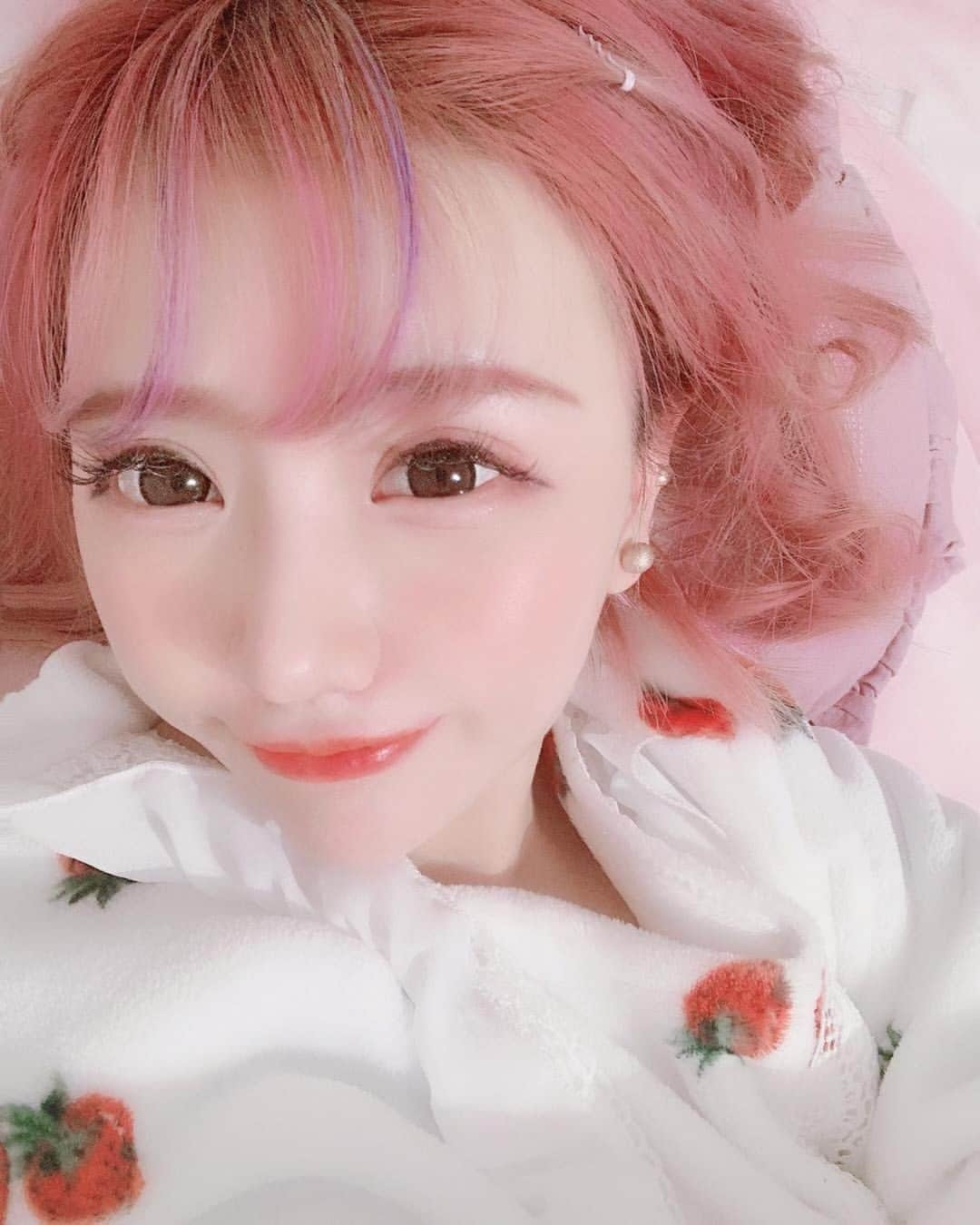 美女美容事情さんのインスタグラム写真 - (美女美容事情Instagram)「《いちごのパジャマ🍓🍓》 * リポストを使って、素敵な写真📷✨を投稿されてる方を紹介させて頂く⠀⠀⠀ 【💄美女美容事情💅】のコーナーです✨ *⠀⠀⠀⠀⠀⠀ いいねやコメント、フォローして応援してね❤︎🥰🎶⁣ *⠀⠀⠀⠀⠀⠀ 今回ご紹介させて頂きますのは❤︎ くまくまくまさん< @dango_kuma >の素敵なお写真📸 * いちご色の髪といちごのパジャマが可愛すぎます🍓😊 ちなみに高熱でダウンされていたそうで、心配です🤒お身体お大事になさってください💁‍♀️ *⠀ くまくまくまさんのアカウントには他にも素晴らしい投稿が沢山ありますので是非覗いてみてくださいね💁‍♀️💙 *⠀ くまくまくまさん< @dango_kuma > 素敵な投稿ありがとうございました☺️📸✨⠀⠀⠀⠀⠀⠀⠀ △▼△▼△▼△▼△▼△▼△▼△▼△▼⠀⠀⠀⠀⠀⠀⠀⠀⠀⠀⠀⠀⠀⠀⠀⠀⠀⠀⠀⠀⠀⠀⠀⠀⠀⠀⠀⠀⠀⠀⠀⠀ ❤🧡💛「美女美容事情」💚💙💜⠀⠀⠀⠀⠀⠀⠀⠀⠀⠀⠀⠀⠀⠀ 👇掲載ご希望の方は👇⠀⠀⠀⠀⠀⠀⠀⠀⠀⠀⠀⠀⠀⠀⠀ @b_b_j.jタグ付けと🖤 # ビジョビ⠀🖤⠀⠀⠀⠀⠀⠀⠀⠀⠀⠀⠀⠀⠀⠀ をタグ付けお願いします✨⠀⠀⠀⠀⠀⠀⠀⠀⠀⠀⠀⠀⠀⠀⠀ ――――――――――――――――⠀⠀⠀⠀⠀⠀⠀⠀⠀⠀⠀⠀⠀⠀⠀⠀⠀⠀⠀⠀⠀⠀ ～姉妹アカウントのご紹介～⠀⠀⠀⠀⠀⠀⠀⠀⠀⠀⠀⠀⠀⠀⠀⠀⠀⠀⠀⠀⠀⠀⠀⠀⠀⠀ ◇美容情報を紹介している«美女美容事情～Beauty～»⠀⠀⠀⠀⠀⠀⠀⠀⠀⠀⠀⠀⠀⠀⠀⠀⠀⠀⠀⠀⠀⠀⠀⠀⠀ ( @b_b_j.j_b )⠀⠀⠀⠀⠀⠀⠀⠀⠀⠀⠀⠀⠀⠀⠀⠀⠀⠀⠀⠀⠀⠀⠀⠀⠀⠀ ◇美しい旅スポット紹介をしている«美 spot»⠀⠀⠀⠀⠀⠀⠀⠀⠀⠀⠀⠀⠀⠀⠀⠀⠀⠀⠀⠀⠀⠀⠀⠀ ( @b__spo )⠀ ◇ビジョビがお届けするセレクトショップ«bi select» ( @bi_select ) ⠀⠀⠀⠀⠀⠀⠀⠀⠀⠀⠀⠀⠀⠀⠀⠀⠀⠀⠀⠀ よかったらこちらも覗いてみてね✨ ――――――――――――――――⠀⠀ @b_b_j.j⠀ #コスメ  #自撮り #メイク #beauty⠀ #美肌 #春カラー ⠀⠀ #コスメ好きさんと繋がりたい #ナチュラルメイク ⠀⠀ #アイメイク #いちご ⠀ #オトナ女子 #赤リップ ⠀ #カラコンレポ #カラコン ⠀⠀⠀ #美肌ケア #韓国コスメ ⠀ #美意識向上 #リラックスタイム⠀ #ピンク  #女子力アップ ⠀⠀⠀ #ピンク好き #美意識⠀ #部屋着  #パジャマ  #女子力 #女子力向上⠀ #リップ #チーク⠀ #naturalbeauty #makeup」3月27日 7時25分 - b_b_j.j