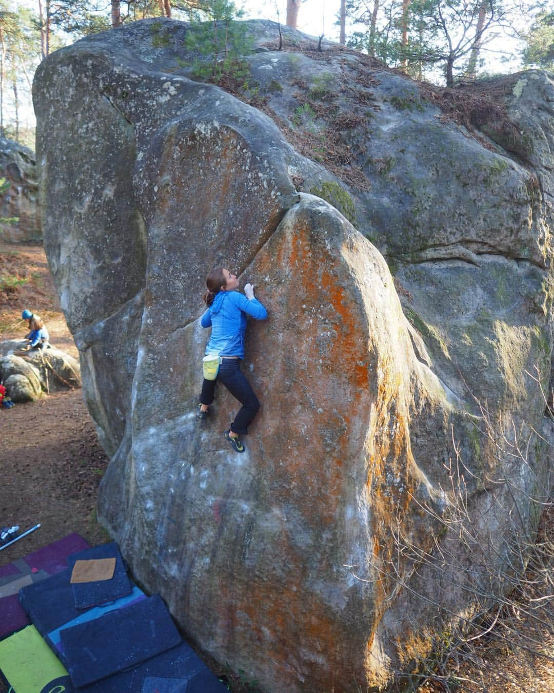 ベス・ロッデンさんのインスタグラム写真 - (ベス・ロッデンInstagram)「Slab climbing might not be cool or in vogue (was it ever?) but it’s still my favorite type of climbing. La Dalle de Fer at Cuvier Merveille is a gem. Thanks for the pic and kiddo wrangling @randypuro 😘」3月27日 7時44分 - bethrodden