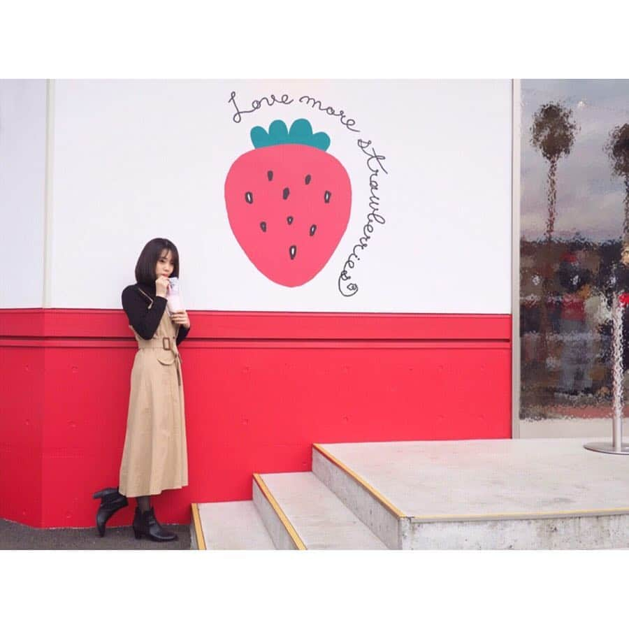 小川あゆ美さんのインスタグラム写真 - (小川あゆ美Instagram)「. 苺の季節🍓* . 道の駅  伊豆のへそ 📍伊豆いちごファクトリー 外も中も可愛くて、そして何よりイチゴが美味しい¨̮♡⃛ . . . . . #伊豆旅行 #伊豆いちごファクトリー #カフェ部 #苺 #タピ活 #タピオカ巡り #カメラ女子 #お写んぽ #旅フォト #ファインダー越しの私の世界 #カフェスタグラム #カメラのある生活 #strawberry #boba #tapioca #kawaii #sweets #yum #tabijyo #trip #딸기 #카페 #버블티 #일본 #카페스타그램 #먹스타 #귀여워#좋아요늘리기」3月27日 7時37分 - ayumi_ogawa