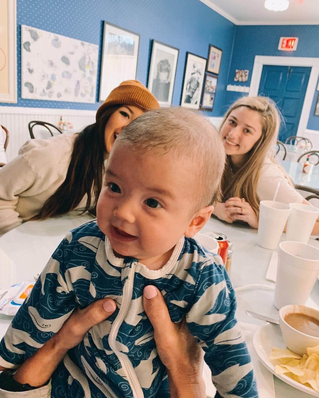 コリー・ロバートソンさんのインスタグラム写真 - (コリー・ロバートソンInstagram)「@babyzaneloflin making lunch dates even better since 2019 💙 so much cuteness and so many emotions 😄」3月27日 7時52分 - bosshogswife