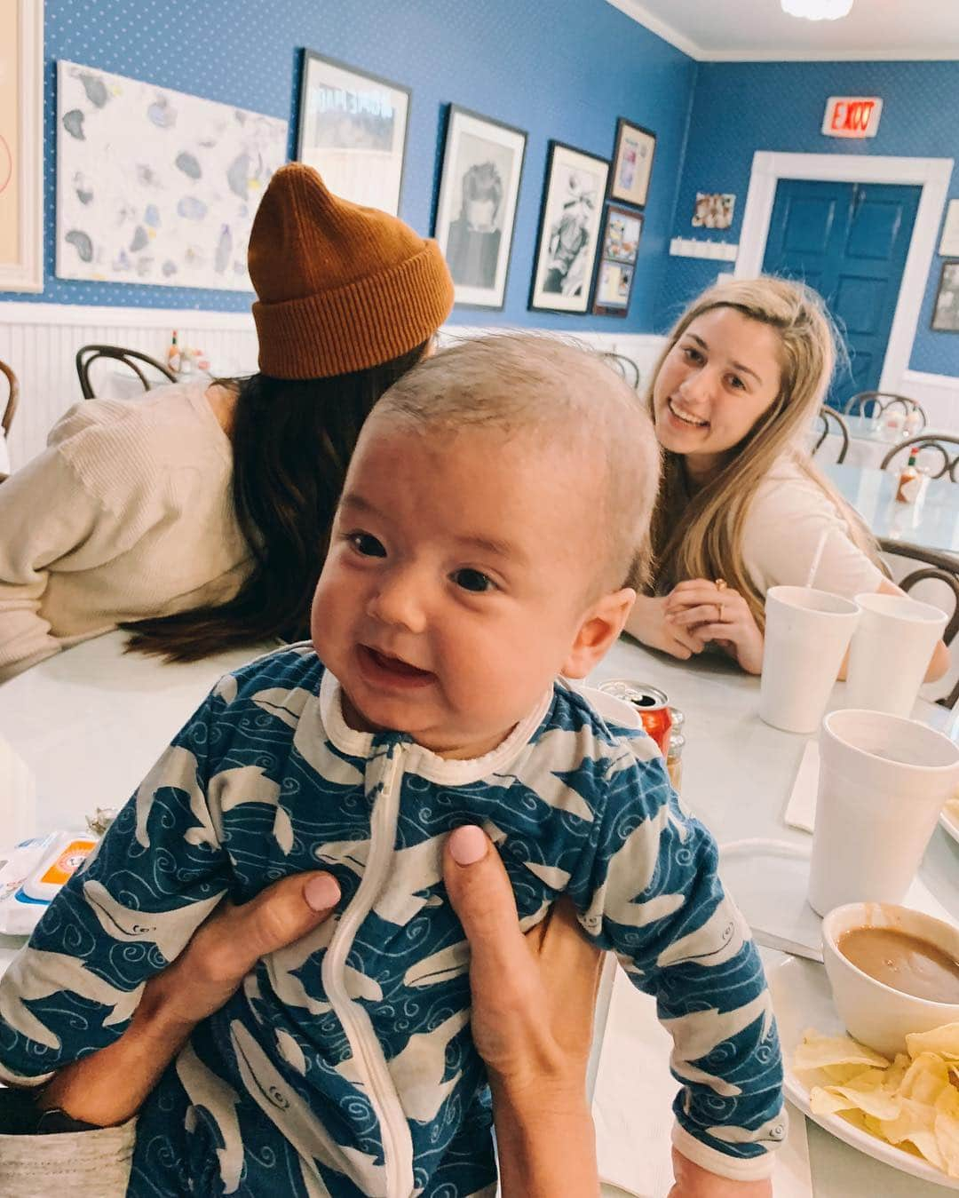 コリー・ロバートソンさんのインスタグラム写真 - (コリー・ロバートソンInstagram)「@babyzaneloflin making lunch dates even better since 2019 💙 so much cuteness and so many emotions 😄」3月27日 7時52分 - bosshogswife