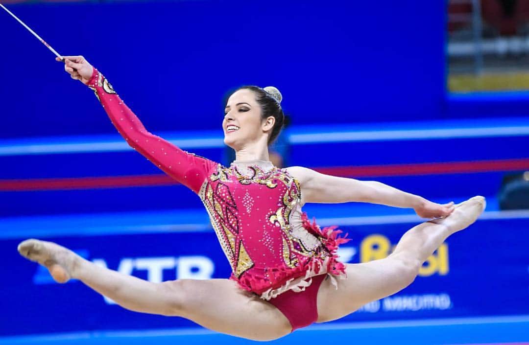 ナターリア・ガウジオのインスタグラム：「Contagem regressiva para as primeiras competições do ano... Já começa a bater aquele friozinho na barriga e a ansiedade de sentir aquela adrenalina de novo!! 😍🙏🏼✨💪🏼🤸🏼‍♀️🌀💖 #focus #rhythmicgymnastics #love #competition #sport #workhard #faith #believe #countdown」