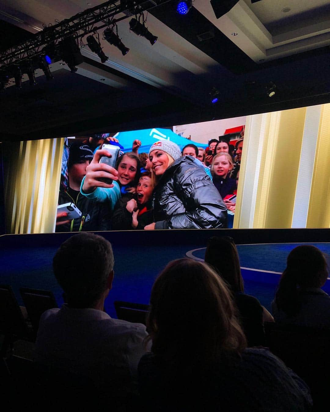 リンゼイ・ボンさんのインスタグラム写真 - (リンゼイ・ボンInstagram)「Surreal day at the @nfl summit 🙌🏻Had an amazing time speaking with the NFL Playmakers Program and Jane Goodell. Also, @subbanator is 100% jealous right now #footballheaven #ownerssummit」3月27日 8時01分 - lindseyvonn