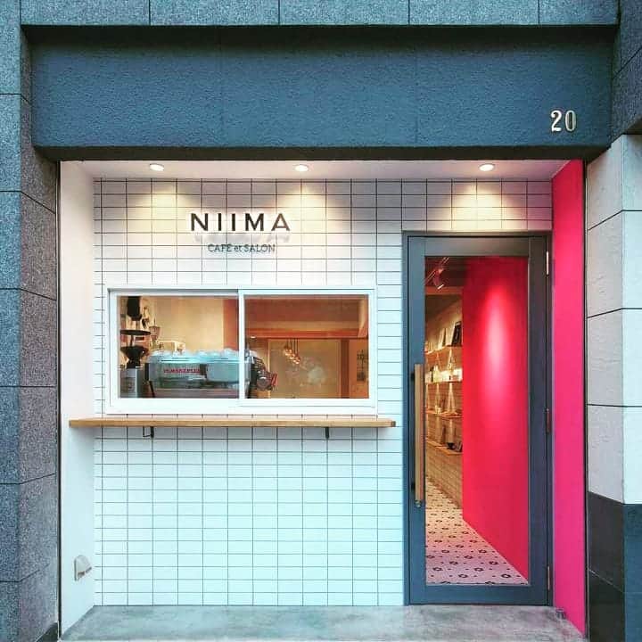 のインスタグラム：「NIIMA CAFE et SALON（大阪府大阪市） ＜設計施工＞タカラスペースデザイン株式会社 @tb.net_salondesign  大人の社交場としてのサロン  カフェブースではヘキサゴンタイルを使うことがオーナーの強い希望であり、タイルの特性を生かした空間づくりを心がけた。サロンブースではトーンを揃えた色使いでカフェブースとのメリハリをつけ、落ち着いた空間とした。ファサードの色使いで「パリの街角」を表現しており、一見強く見えるピンク色が店のイメージをまとめている。  #takarabelmont #タカラベルモント #takaraspacedesign #タカラスペースデザイン  #salondesign #takara_salondesign #美容室 #サロンインテリア #美容室設計 #NIIMA」
