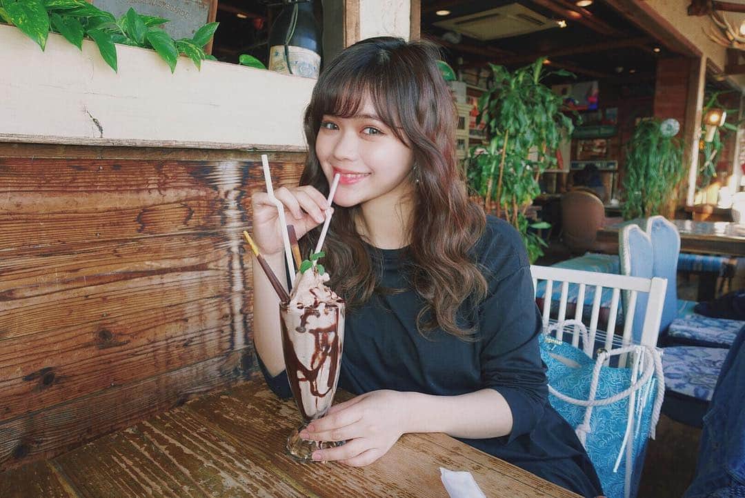 のインスタグラム：「ㅤㅤㅤㅤㅤㅤㅤㅤㅤㅤ ㅤㅤㅤㅤㅤㅤㅤㅤㅤㅤ ここでは必ずバナナシェイクを頼む🍌🍌🍌 この間はチョコ入りに🍫❤︎ ㅤㅤㅤㅤㅤㅤㅤㅤㅤㅤ リフレッシュした母との旅行でした🌴 ㅤㅤㅤㅤㅤㅤㅤㅤㅤㅤ #zushi #yuigahama #由比ヶ浜 #由比ヶ浜海岸 #由比ヶ浜カフェ #バナナシェイク #逗子 #家族旅行 #シードレスバー」
