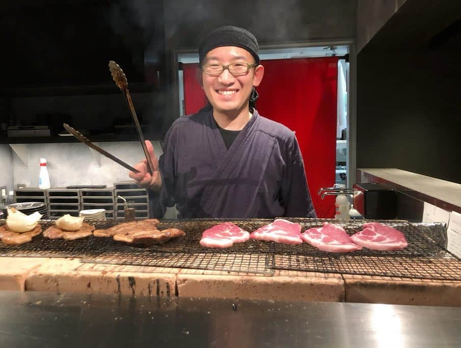 MCしんごさんのインスタグラム写真 - (MCしんごInstagram)「やっぱり旭川の【ぎんねこ】の新子焼きは神❤ ぎんねこの3代目店主久保さんが日比谷のやきとりスタジアムにて、やきスタ実演ライブと題し、2日間だけ来てました。 当日は本店旭川と同じ新子焼き初め、旭川･北海道の素材をのみを使ったスペシャルコース!! どれを食べても美味すぎた✨ そして実演ということで目の前で久保さんが焼いてくれる🎶 焼き師としての久保さんの顔は超職人でカッコイイ✨ 旭川に行かなくても都内であの味を食べれて幸せだった🎶  てかなんだ全や連さんとの付き合いも長くて感謝だよ✨ あさみさん…無理言って対応あざます！ 【ぎんねこ】 北海道旭川市5条通7-5 7小路ふらりーと 0166-22-4604 http://www.ginneko.co.jp/ 【やきとりスタジアム】 東京都千代田区有楽町2-3-5 aune有楽町5F 03-6263-9481 https://www.yakitoristadium.tokyo/  #ぎんねこ #全や連 #新子焼き  #やきとりスタジアム #旭川 #北海道  #やきとり #グルメ #レストラン #food  #restaurant #yakitori #chicken  #meat #MCしんご  #オリラジ  #オリエンタルラジオ #モノマネ  #ものまね #entertainer #comedian #television #radio  #お笑い #芸人 #swag #photooftheday #yammy」3月27日 7時56分 - mc_shingo