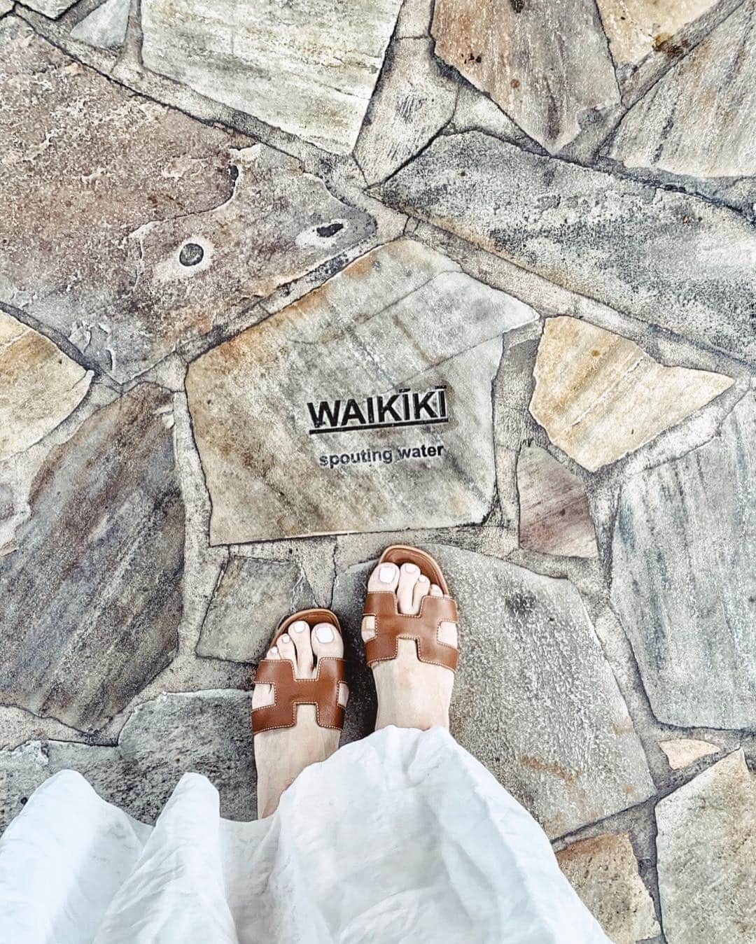 のインスタグラム：「👣 waikikiタイルを発見するのも 楽しみのひとつです♡ 𓏧𓏧𓏧𓏧𓏧𓏧𓏧𓏧𓏧𓏧𓏧𓏧𓏧𓏧𓏧𓏧𓏧𓏧𓏧𓏧𓏧𓏧𓏧𓏧𓏧𓏧𓏧𓏧𓏧 #travelingfeet#lookyfeets#travelaweson#lifewelltraveled#amazingdestination#happyfeet#ihavethisthingswithfloors#fromwhereyoustand#lookdown#selfeet#amazingfloorsandwanderingfeet#lookdownclub#viewfromthetop#ihavethisthingwithtiles#coffeecupsoftheworld#coffeeshopvibes#coffeecupsofinstagram#floordesign#tilefloor#tileaddict#tile#tilegram#shoesaddict#yukicoinhawaii#waikiki🌴 #genic_hawaii#hermesshoes#オラン#足元くら部#靴擦れ祭り」