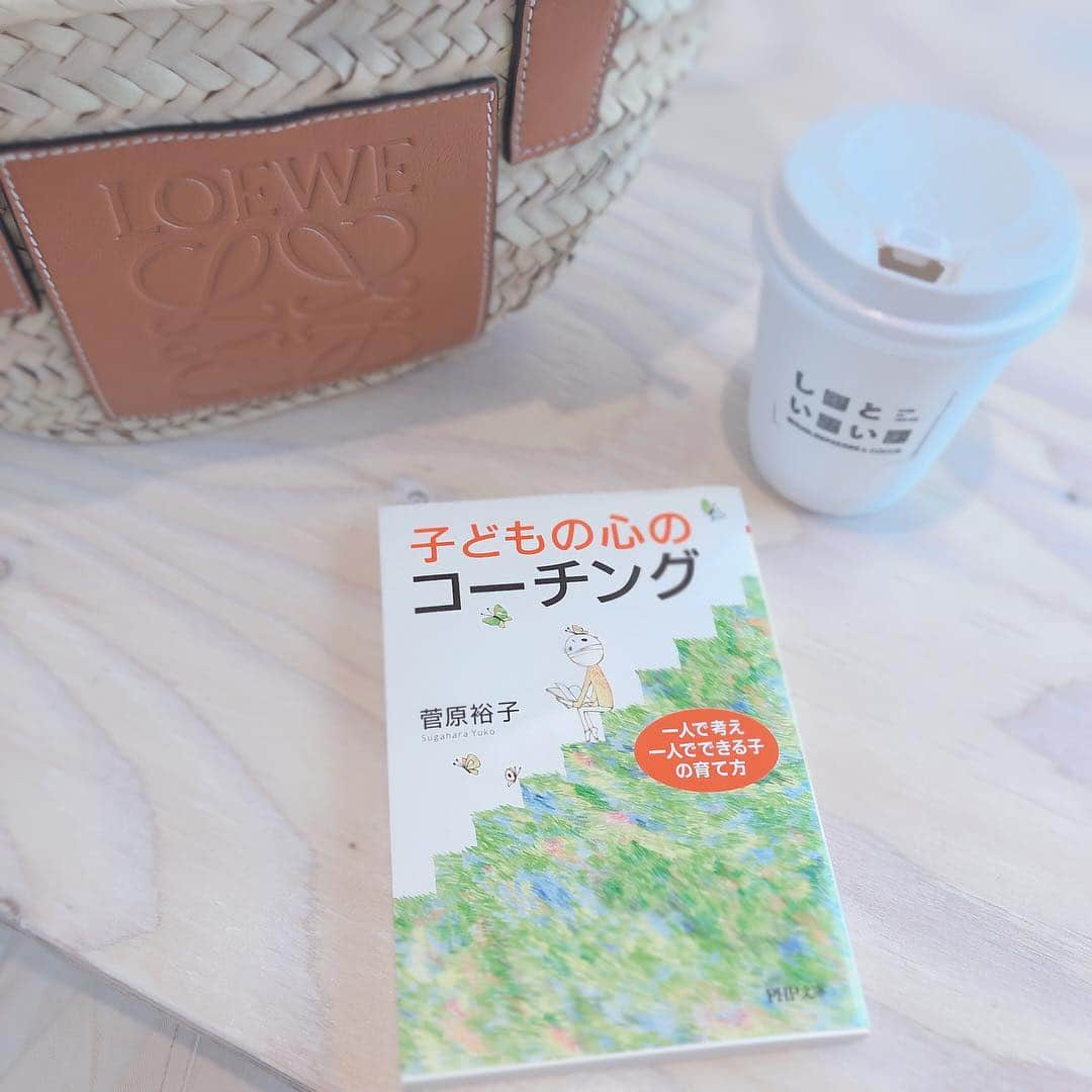 manamisotayutaさんのインスタグラム写真 - (manamisotayutaInstagram)「カフェタイム❤︎☕️ ゆっくり読書できる時間が幸せ☺️ ・ 春休みは毎日子どもと一緒… ゆっくりできるかと思いきや、意外とバタバタ… イライラしがち💦 だけど… 最近素敵な本に出会いました♡ #子どもの心のコーチング ・ ・ 子どものため… 子どものことを思って… と怒ってばかりの日々。 でも自分の感情、自分がイライラしているから、子どもにあたってしまうこともあったり😭 そんなときは特に自分を責めて、自己嫌悪になったり。 悪循環😭 でもこの本に 自分を責めてはいけません。 と。 自分を責めることにより、自分のやってしまったことや間違いを、本当には認めていないのだと。 あやまちを認め、自分を受け入れ、子どもにわび、学び、前進することが大事なんだ‼︎ ・ ・ 心にずーんときました。 子どもとしっかり向き合い、話しあい、一緒に前に進むことが大切‼︎ 責めて後悔していても仕方ない‼︎ ・ ・ この本はそれぞれの章で区切られていて、少しずつ読み進められるのがすごくいい✨ 章ごとにひびく言葉がたくさん。 なかなか本の通りにはいかないけど。  迷ったとき、つらくなったとき。 この本を読んで、もう一度子どもとしっかり向き合おうと思います☺️ ＊ ＊ #PHP研究所#読書#bookstagram #book#おすすめ本 #子育て#ママ#3人のママ #pr#book#cafe#cafetime #カフェ巡り」3月27日 8時00分 - manamisotayuta