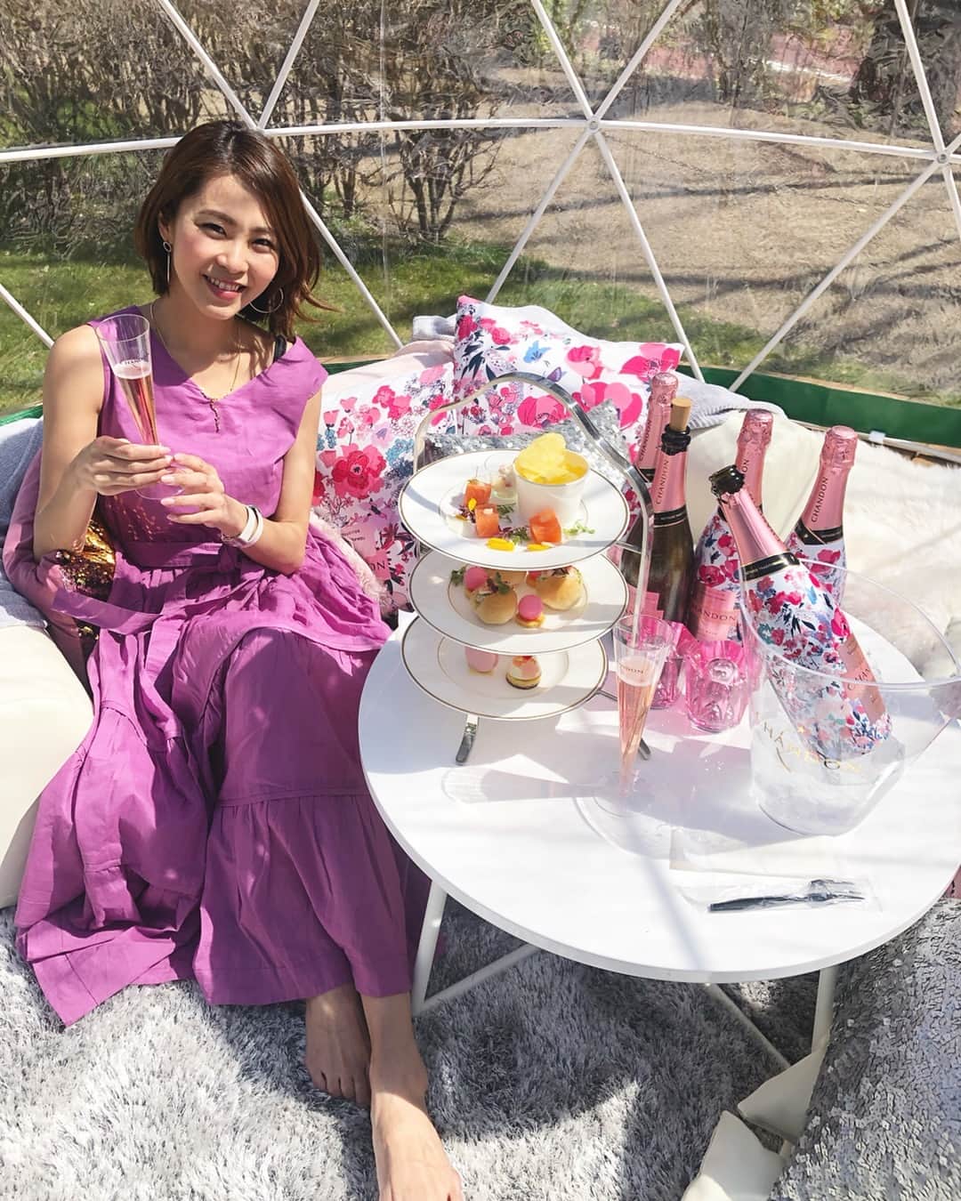 坂元美香さんのインスタグラム写真 - (坂元美香Instagram)「六本木の東京ミッドタウンで開催されている、MIDTOWN BLOSSOM 2019 に行ってきました🌸桜はまだ咲いてなかったけどCHANDON Blossom Lounge でシャンドン ロゼとマリアージュフードを楽しんで来ました🍾今回はシャンドンスイート（ドーム）を予約して行ったのだけど、ドームの中がどれもとっても可愛いの💕😍女子会やプチパーティーに使いたい！しかもドームの中はお外の気分も味わえるのに暖かくて本当最高！予約がどんどん埋まって来てるのも納得だわ。桜が咲いたらライトアップされる夜もまた行きたいな☺️🌸 . #東京ミッドタウン #六本木 #桜 #MIDTOWN_BLOSSOM #TOKYOMIDTOWN #CHANDON #roppongi #sakura #blossom #PR」3月27日 8時00分 - mika_saka