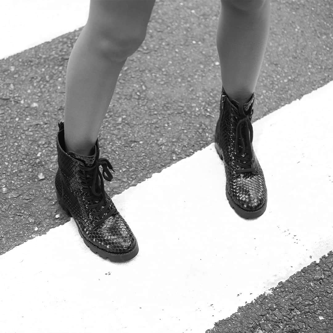 Schutzのインスタグラム：「Walk the line.  #schutzfall」