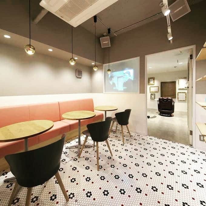 のインスタグラム：「NIIMA CAFE et SALON（大阪府大阪市） ＜多機能チェア＞タカラベルモント LUAR @tb.net_luar ＜設計施工＞タカラスペースデザイン株式会社 @tb.net_salondesign  大人の社交場としてのサロン  カフェブースではヘキサゴンタイルを使うことがオーナーの強い希望であり、タイルの特性を生かした空間づくりを心がけた。サロンブースではトーンを揃えた色使いでカフェブースとのメリハリをつけ、落ち着いた空間とした。ファサードの色使いで「パリの街角」を表現しており、一見強く見えるピンク色が店のイメージをまとめている。  #takarabelmont #タカラベルモント #takaraspacedesign #タカラスペースデザイン  #salondesign #takara_salondesign #美容室 #サロンインテリア #美容室設計 #takara_luar #NIIMA」