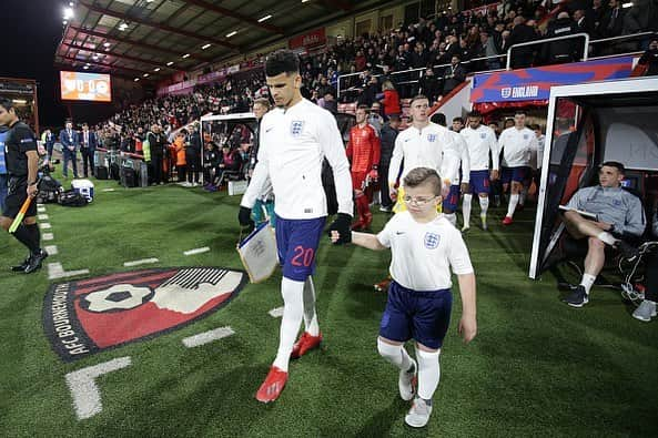 ドミニク・ソランケさんのインスタグラム写真 - (ドミニク・ソランケInstagram)「Disappointing result tonight but it was a good test ahead of the Euros this summer. Honour to captain the side and thank you for all of the amazing support at the vitality ❤️👊🏾.」3月27日 8時06分 - solanke