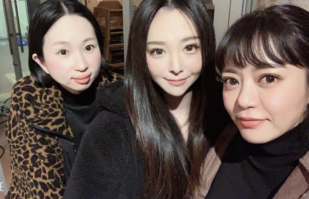 のインスタグラム：「﻿﻿﻿ ﻿長年の友達。  だけどみんなキャラがバラバラ（笑）﻿﻿ ﻿﻿ ──────────────────────────﻿﻿﻿ #桜 #さくら #cherryblossom #中目黒 #目黒川沿い #nakameguro #夜桜 #友達 #高知友達 #旧友」