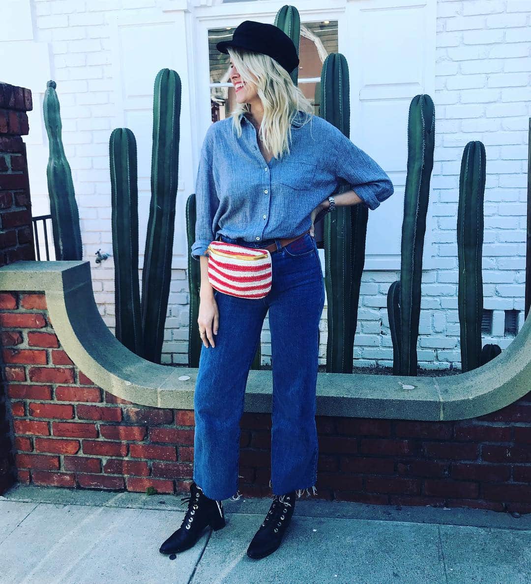 サラ・ライトさんのインスタグラム写真 - (サラ・ライトInstagram)「Trying to keep up with @spstratton and her fanny pack game. #spinningout uniform - also living in these @aritzia organic cotton jeans. 💙🙌🏻💙🙌🏻💙」3月27日 8時19分 - swrightolsen