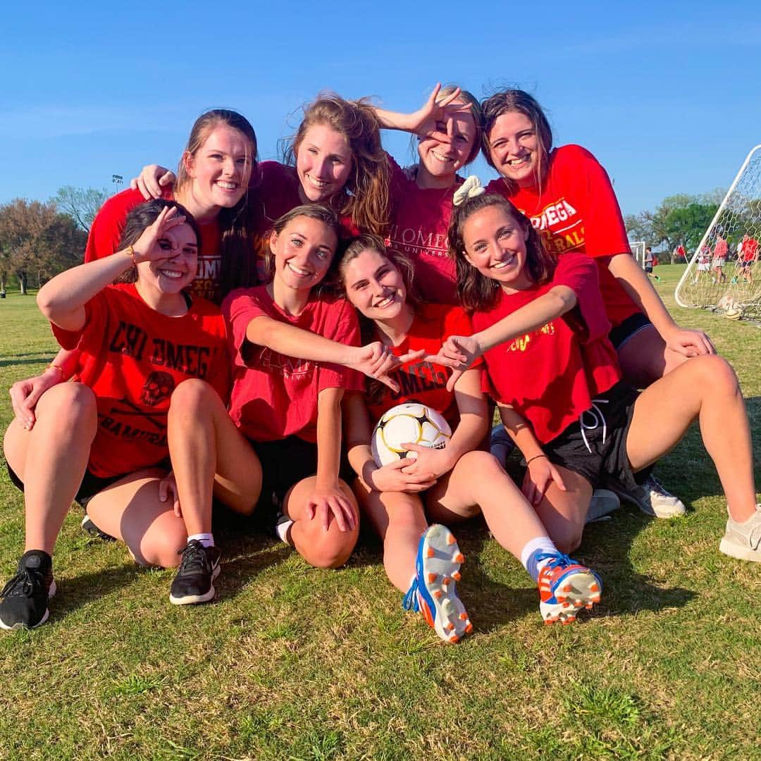 Brooklyn and Baileyさんのインスタグラム写真 - (Brooklyn and BaileyInstagram)「Played our very first soccer game (for chi-o) since we were three and guess what guys... we won 5-3🙌🏼 I was the goalie (don’t underestimate me just cause I’m small -Bai) and Brooklyn won the MVP card for passing out in the middle of the field due to allergies constricting her chest so... but hey we had fun and that’s all that matters so YAY UNTIL THE NEXT GAME!! Ps. Sorry for the long caption today, I wanted to tell y’all the whole story 😂」3月27日 8時27分 - brooklynandbailey