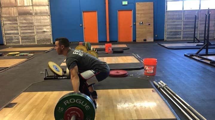 のインスタグラム：「Haven’t lifted since early last week and before that I don’t really remember when. So I have been itching to get back and finally did today. - You can see I missed a few which used to be my opener and it was frustrating. I slowed it down. Watched a few and went back at it eventually making all but one after that. - I truly enjoy working to accomplish goals no matter how small or big.  #stoneagebarbellclub #olympicweightlifting #olympiclifting #makegoals #reachthem #kagedmuscle  #kagedmuscleathlete」