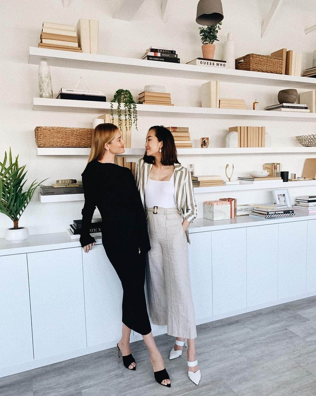 クリッセル・リムさんのインスタグラム写真 - (クリッセル・リムInstagram)「When your girl crush @rosiehw comes to visit you at the office 👯‍♀️」3月27日 8時37分 - chrisellelim