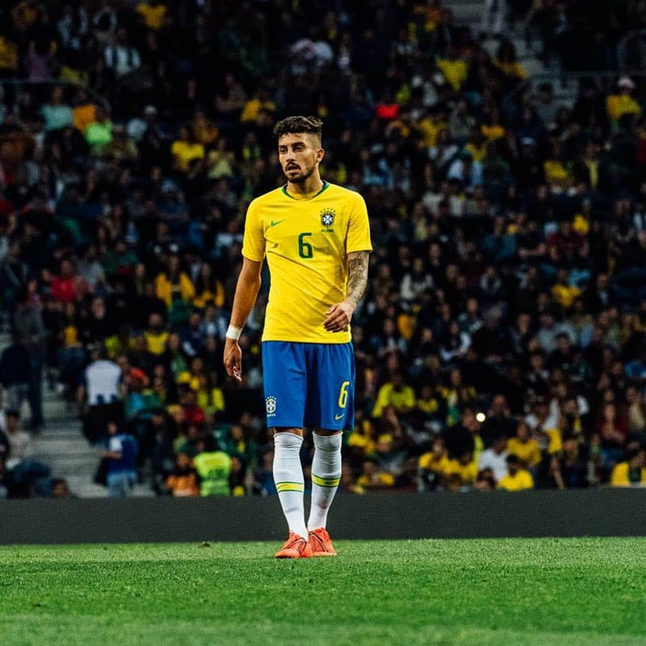 アレックス・ニコラオ・テレスさんのインスタグラム写真 - (アレックス・ニコラオ・テレスInstagram)「Obrigado meu Deus por essa oportunidade 🙏🏽🇧🇷⚽️ Seguimos com o foco no trabalho 💙💪🏽 #Alegria」3月27日 8時30分 - alextelles13