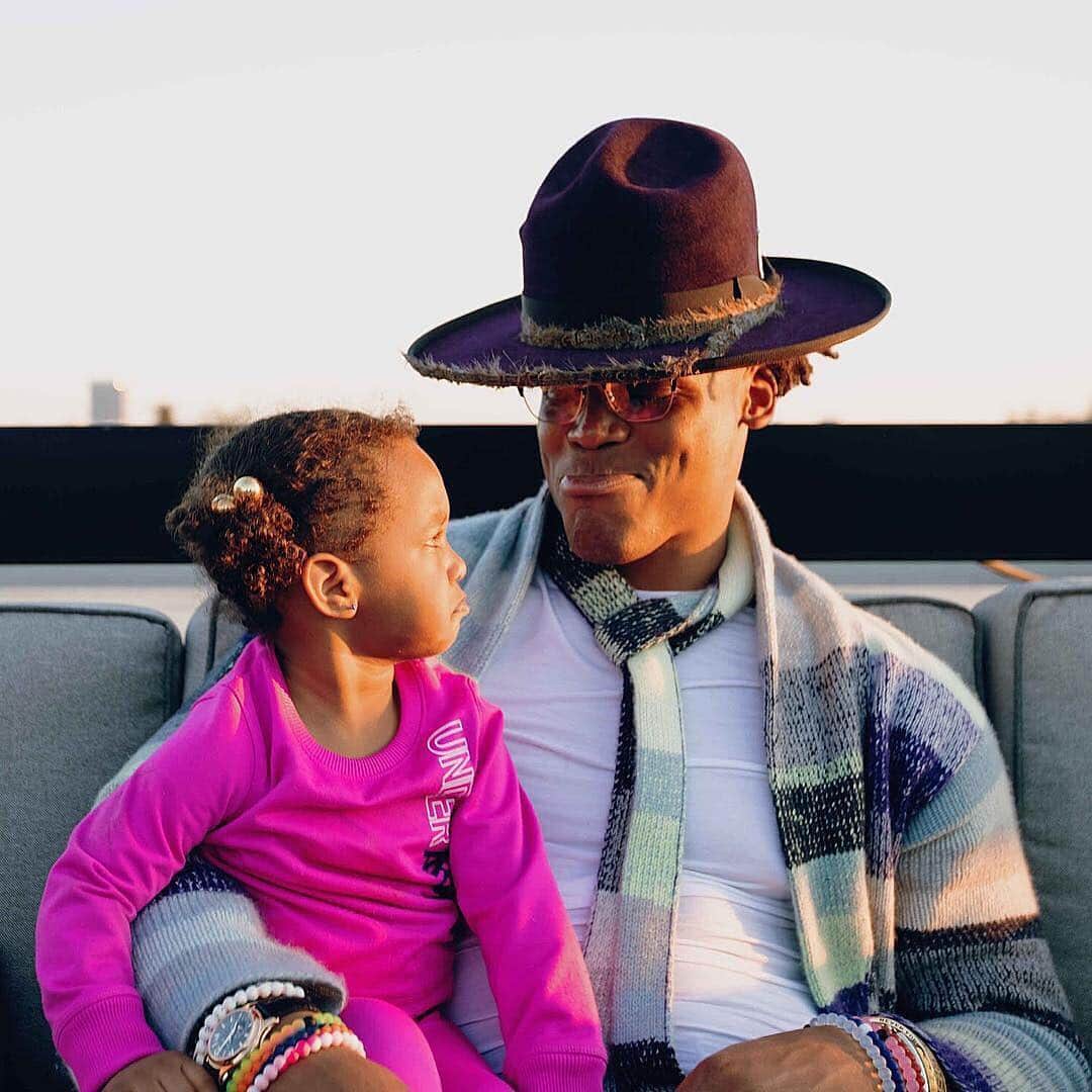 People Magazineさんのインスタグラム写真 - (People MagazineInstagram)「Daddy-daughter moment! #CamNewton and his adorable baby girl Sovereign-Dior make us smile even when they make grumpy faces! 😍| #Regram @cameron1newton」3月27日 8時31分 - people