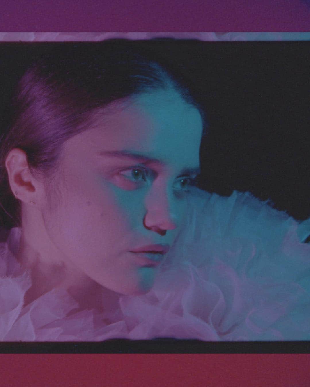 スカイ・フェレイラさんのインスタグラム写真 - (スカイ・フェレイラInstagram)「I’m on the first digital cover of @pitchfork I’m glad I got to be a part of it. I talk about my first release in 6 years & a lot more. I was genuinely extremely anxious about the interview because I haven’t done a proper one in a LONG time. Thanks @camilledodero for taking 7 hours of your time to talk to me at The Russian Tea Room & somehow turn it into something. Everyone involved was truly great to work with & I can’t imagine a better way to start everything off.  I apologize for being so obnoxious within the next few days. This is NOT humble & it’s very annoying/cringe to write & post this but I feel like you’re allowed a few of these moments in your lifetime without judgement lol: I was too nervous to read my interview until this late this morning...I had no idea Debbie Harry and David Lynch were going to be a part of my interview & I didn’t notice until the 2nd time I read it. When I first saw Debbie Harry’s quote, I actually thought it was me saying it about her until 20 minutes later (I can’t remember what I said in the conversation because of my rambling). My mind is still reeling?!? I’m proud David thinks I gave deep/convincing Ella with the armpit rash scratch performance & what he said about my cover of ‘Somewhere Over the Rainbow’. I had to post it as a reminder I never need anyone else’s approval again/just in case the 12 year old me decides to time travel & looks at the internet...but mostly because I sort of can’t believe it’s real????Anyways...this interview involves the process of how I make music/what my single sounds like/producing myself...not knowing the difference between a really bad panic attack vs asthma attack...the Andy Griffith show & what house my cat belongs to in ‘Game of Thrones’. Thanks @pitchfork @camilledodero @_senari_ @matthewschnipper & Sergio for being a real class act. I deeply appreciate it. My single comes out in less than 24 hours. It’s been a really long/difficult (some of it beautiful) 6 years & I’m...back? The link is in my bio.  Photo/Video by @tylerkohlhoff  styled by @gurvial  Makeup @marcelogutierrez  Hair @evaniefrausto (& shout out to @tomdraperacting)  Xoxoxo」3月27日 8時43分 - skyferreira