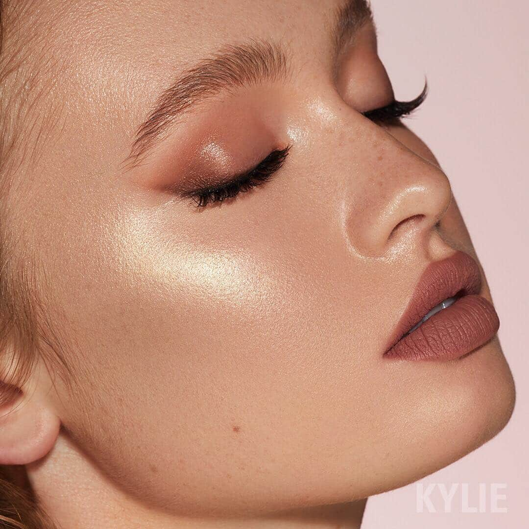 Kylie Cosmeticsさんのインスタグラム写真 - (Kylie CosmeticsInstagram)「Our Bronze Extended palette and new Mind Ya Business velvet #Lipkit paired with our SALTED CARAMEL #Kylighter! ✨ Back this Friday in all new packaging! Set your alarms ⏰ Friday at 3pm pst!」3月27日 8時48分 - kyliecosmetics