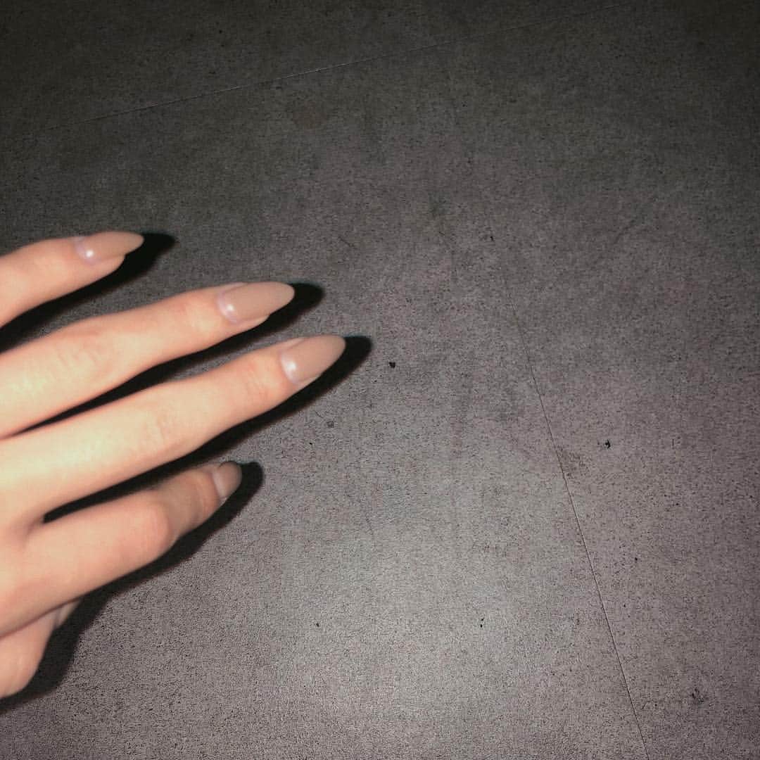 浪花ほのかのインスタグラム：「、 、 今回のネイルは大人しめです ベージュと右はきらきら  #ベージュ #マットネイル #ネイル #newnail #matnail #fashion #nails」