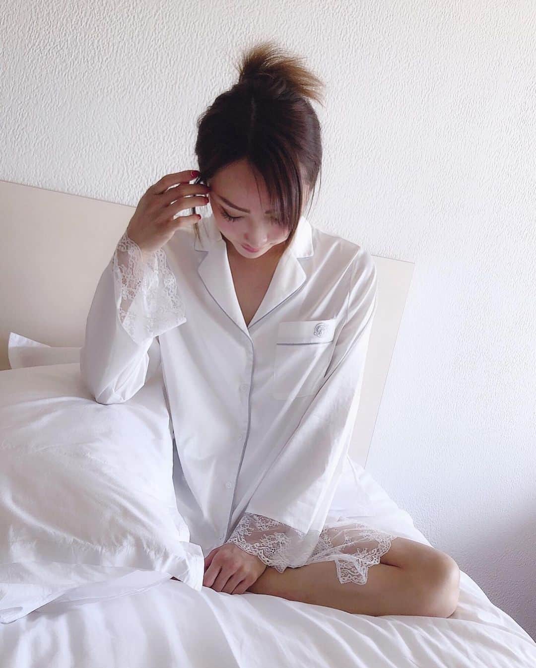 舟山久美子（くみっきー）さんのインスタグラム写真 - (舟山久美子（くみっきー）Instagram)「おはようございます🌞 今日は早起きで眠かったのですが、天気が良くて一気に気分爽快😻✨ 今日はお気に入りのシャツタイプの部屋着のホワイトを着てました✨  ゆしこが着てくれた写真をラインで送ってくれたんですが、可愛すぎたのでUPしちゃおっと🥰  裾レースがたまらんのです。 ホワイトとネイビーどちらがみなさんお好きですか？✨ ホワイトなら、さわやかに。 ネイビーはレースの透け感がとってもセクシーなんだなぁ。  今は大阪へお仕事で向かっております😉🌸 スタバの中身は、、、 昨日夜アイス我慢したから、朝から甘めなキャラメルマキアート✨笑  大好きな大阪楽しんできます🧸  #gm #部屋着 #彼シャツ #レース #大阪 #楽しみ #収録」3月27日 8時53分 - kumikofunayama