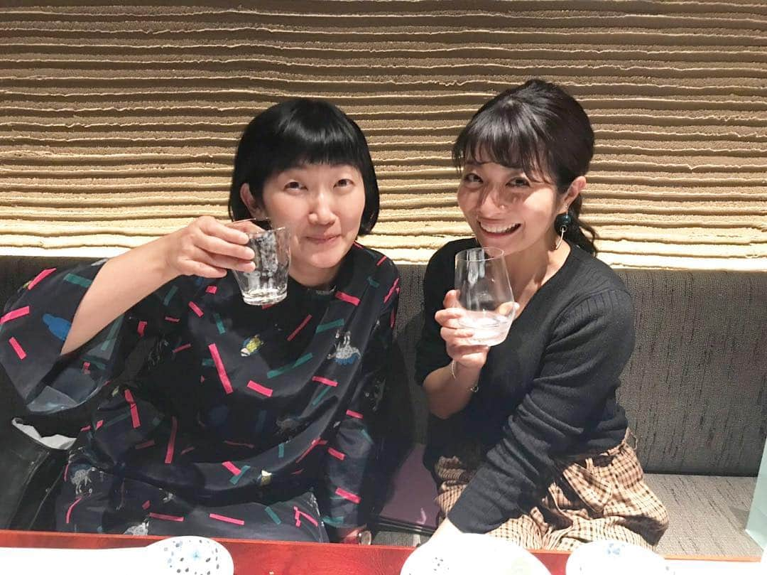 三倉茉奈さんのインスタグラム写真 - (三倉茉奈Instagram)「さんま御殿、ご覧いただきありがとうございます。 番組内でもお話させていただきましたが、夫との出会いは、川村エミコさんに誘っていただいて参加したBBQでした。「ともだちプラス」という有田さんMCの番組の企画で川村エミコさん、そしてボルサリーノ関さんとお友達になり…そこから本当にお食事に行ったり関さんのお家に伺うようになったりと仲良くしていただいて。そして思いがけない出会いがあり。ご縁の繋がりに驚き。感謝。結婚が決まった時、エミコさんと夫の3人でお食事させていただいて、ご報告させていただきました。すごく喜んで下さって…嬉しかった。素敵なプレゼントもありがとうございます。エミコさんにも幸せが訪れますように！強く強く願っております。これからもずっと仲良しでいて下さい。 #川村エミコさん」3月27日 14時27分 - mana_mikura_official