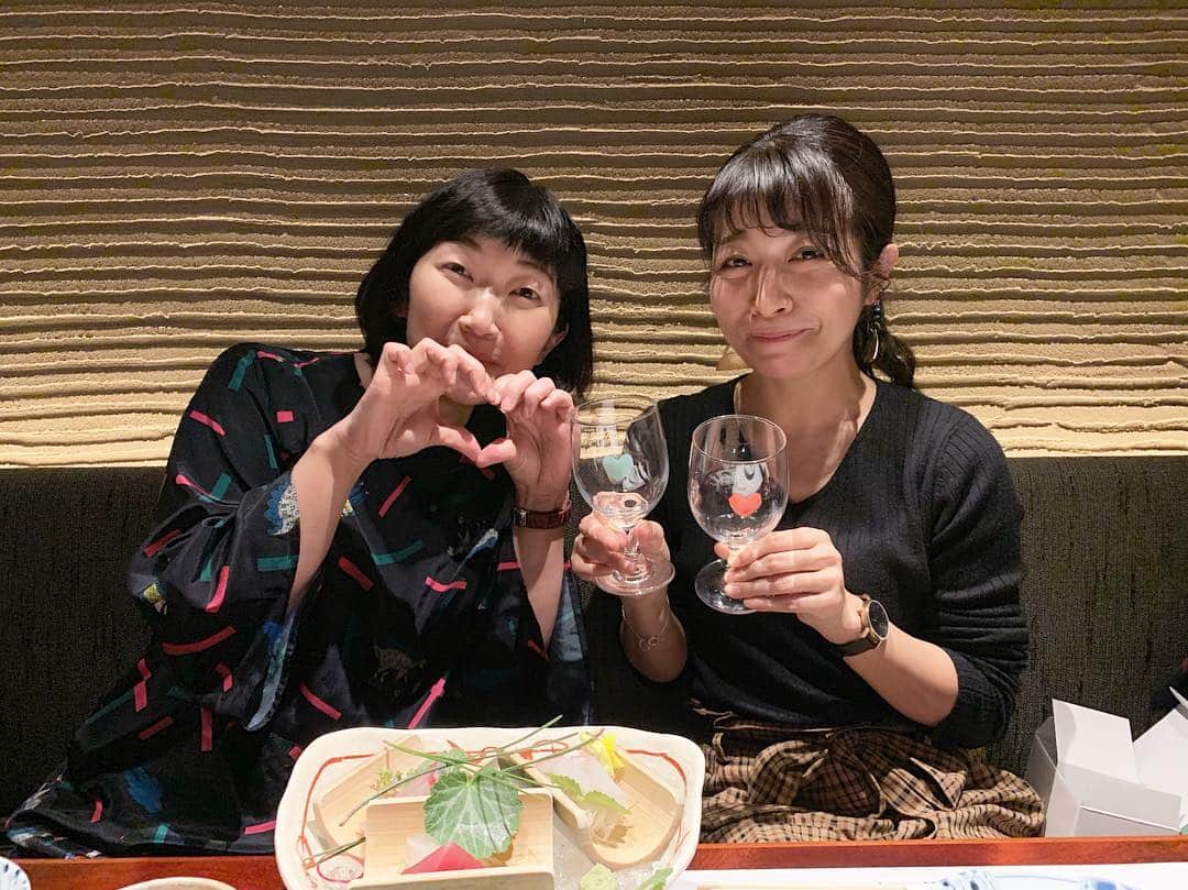 三倉茉奈さんのインスタグラム写真 - (三倉茉奈Instagram)「さんま御殿、ご覧いただきありがとうございます。 番組内でもお話させていただきましたが、夫との出会いは、川村エミコさんに誘っていただいて参加したBBQでした。「ともだちプラス」という有田さんMCの番組の企画で川村エミコさん、そしてボルサリーノ関さんとお友達になり…そこから本当にお食事に行ったり関さんのお家に伺うようになったりと仲良くしていただいて。そして思いがけない出会いがあり。ご縁の繋がりに驚き。感謝。結婚が決まった時、エミコさんと夫の3人でお食事させていただいて、ご報告させていただきました。すごく喜んで下さって…嬉しかった。素敵なプレゼントもありがとうございます。エミコさんにも幸せが訪れますように！強く強く願っております。これからもずっと仲良しでいて下さい。 #川村エミコさん」3月27日 14時27分 - mana_mikura_official