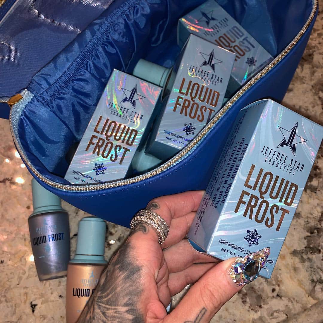 Jeffree Star Cosmeticsさんのインスタグラム写真 - (Jeffree Star CosmeticsInstagram)「DRIPPING IN DIAMOND HUES 💦💎 Our 5 new #LiquidFrost highlighters are almost here... Which shades are on your list?? 3.29.19 💙 #jeffreestarcosmetics #blueblood #skinfrost」3月27日 14時19分 - jeffreestarcosmetics
