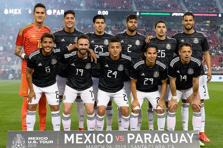 ミゲル・ラジュンのインスタグラム：「🤙🏻😜 . 🇲🇽 #pasiónyorgullo」