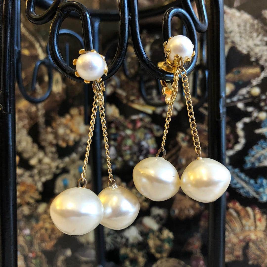 NUTTY Vintage&Collectibleさんのインスタグラム写真 - (NUTTY Vintage&CollectibleInstagram)「🎗NEW ARRIVAL🎗 vintage pearl motif earrings ひし形のパールモチーフが一風変わったデザイン。パールに加え華奢なチェーンで女性らしいしなやかな上品さを持った素敵なイヤリングです。 - #nutty#vintageshop#boutique#osaka#horie#japan#ootd#fashion#vintagestyle#vintagefashion#vintagewear#used#vintage#大阪#堀江#南堀江#古着#古着屋#古着女子#ヴィンテージ#ootd#コーディネート#coordinate#ファッション#大阪古着#ヴィンテージショップ#instagood#earrings#jewelry#USA#america」3月27日 14時20分 - nutty_vintage