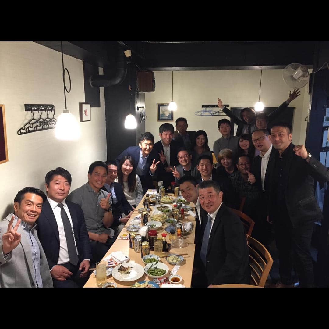 松田丈志さんのインスタグラム写真 - (松田丈志Instagram)「先日無事に博士号（体育学）を授与して頂きました👨‍🎓 苦節10年…現役中はほとんど何も進まず、引退してからの約2年半で味の素さんと共同研究という形で進めて来ました。 ほんと〜に沢山の方のお力添えを頂き、ここまで辿り着く事が出来ました🙇‍♂️ 年末年始あたりは本当にピンチで、何度心折れそうになった事か😂😂😂 でも僕1人のプロジェクトじゃないから、応援してくれる人が沢山いたから頑張れました🙆‍♂️ これからも勝ち飯アンバサダーとして、世界の”kachimeshi”にするべく精進します💪💪💪 被験者として協力してくれた鹿屋体育大学の水泳部の皆さんもありがとう😊」3月27日 14時21分 - tkc001