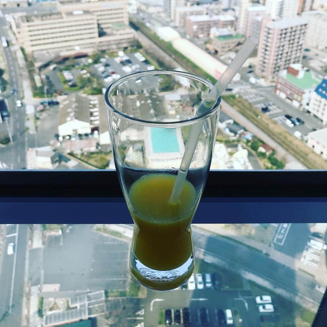 栗原まもるのインスタグラム：「北九州市にきております。 ジュースは門司港レトロの展望台から。テーブルがスケスケなのです。 狙いの瓦そばはまさかの店定休日でしたが、代わりに入ったお店の海鮮丼が美味しかったのでリカバリーできました( ´ ▽ ` )」