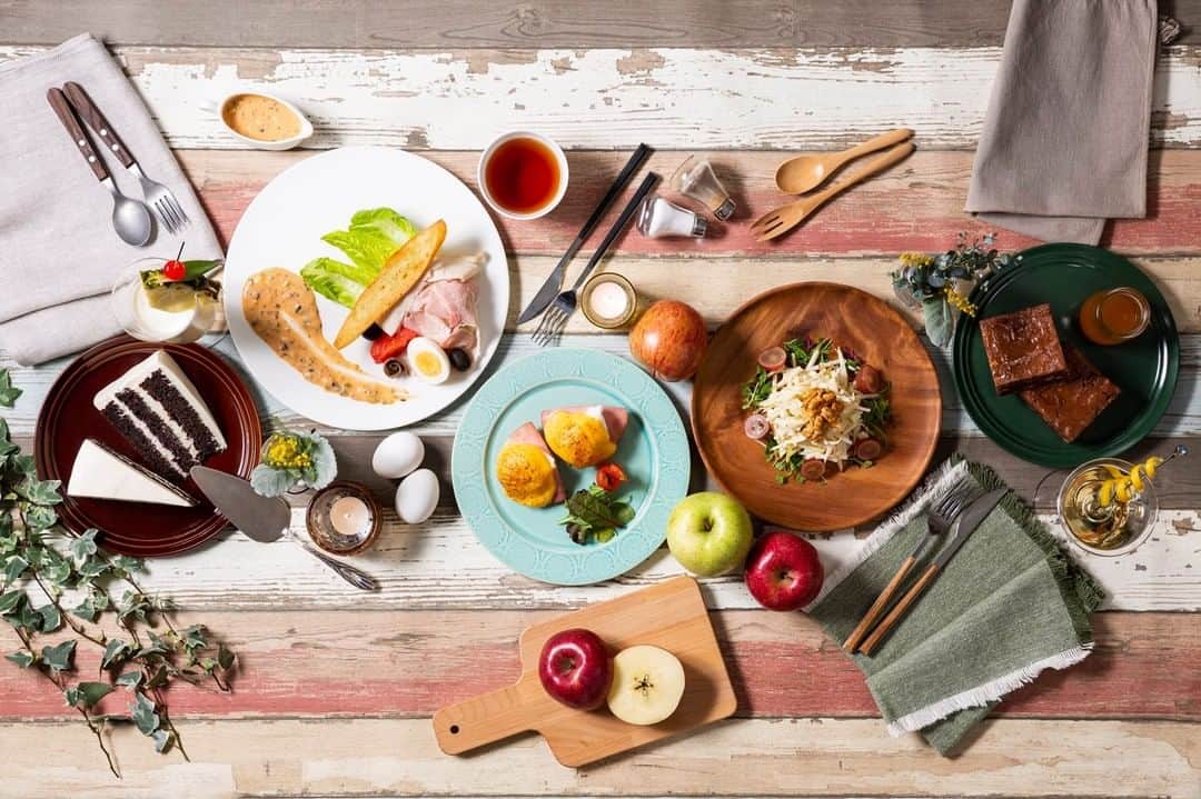 Conrad Tokyoのインスタグラム：「ヒルトン100周年まであと65日。今では大人気のエッグベネディクト。実は、二日酔いを解消するためのメニューとしてヒルトンで生まれました。ヒルトン発祥のメニューには面白いストーリ―がたくさんあります。ぜひご覧ください。 http://Hiltonhotels.jp/100/restaurant_plan/ #hilton100 #hilton #ヒルトン #ヒルトンセレブレーション100 #100周年 #コンラッド東京 #ホテル #汐留 #東京 #日本 #新橋 #銀座 #ConradTokyo #StayInspired #Conrad #hotel #Tokyo #japan #东京康莱德酒店 #콘래드도쿄」