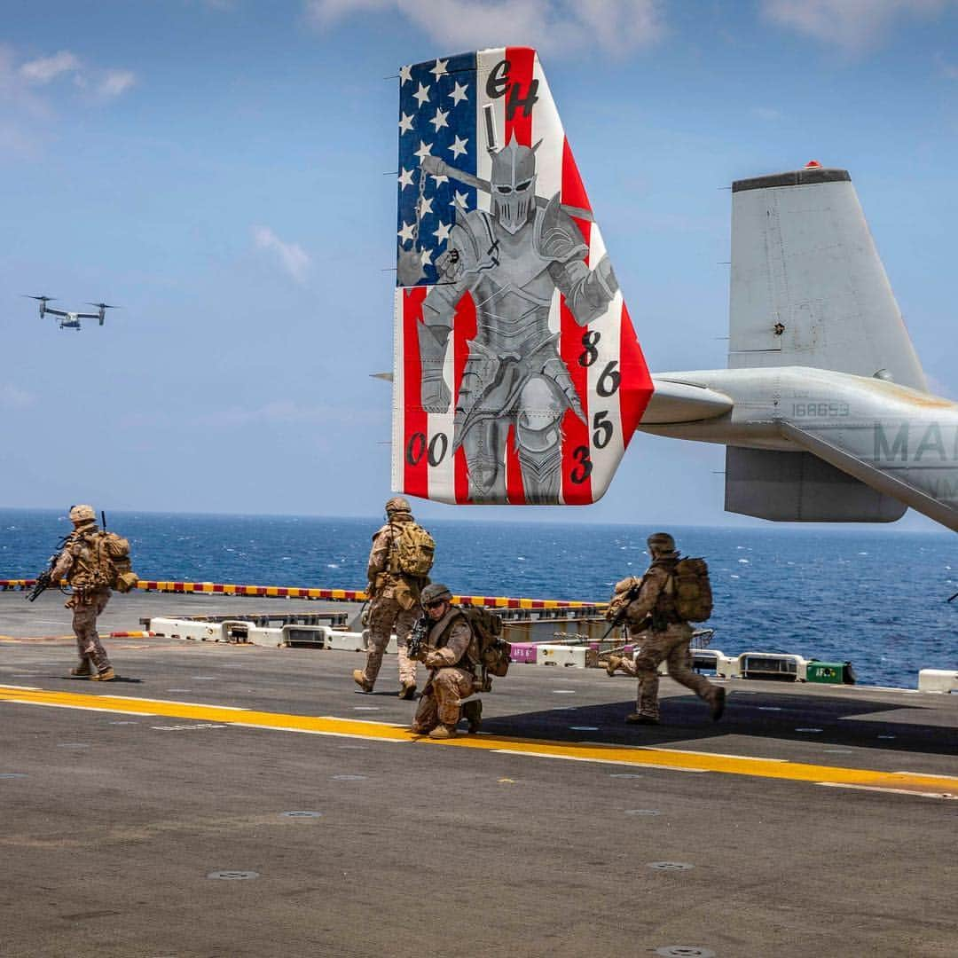 アメリカ海兵隊さんのインスタグラム写真 - (アメリカ海兵隊Instagram)「American Warrior  Marines with the @22nd_meu provide security while exiting an MV-22 Osprey during a Tactical Recovery of Aircraft and Personnel mission rehearsal. (U.S. Marine Corps photo by Sgt. Aaron Henson)  #Marine #USMC #Military #Marines #MarineLife #MilitaryLife #MarineCorps #USMC #Rah #Yut #Recon #AtSea #USSKearsarge #22meu #TRAP #osprey」3月27日 8時59分 - marines