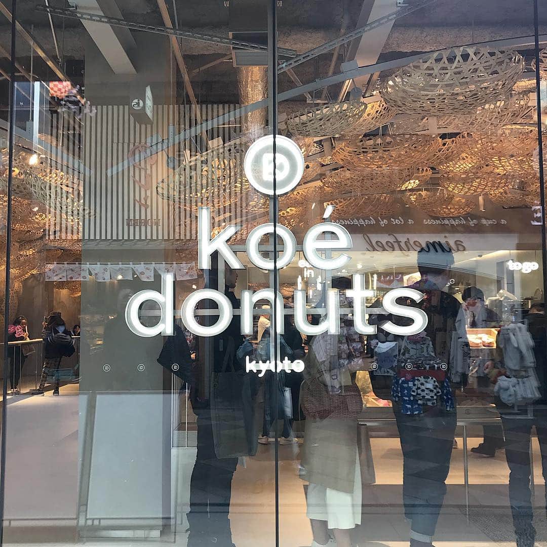 ukapiのインスタグラム：「. . . 初日に100分待ちで諦めた #koedonuts へ🍩 . . 内装も素敵だった。 #長場雄 さんのイラストがとにかく 可愛くって♡👨‍🍳 . キーホルダーをget🍩🍩 . . #京都カフェ #ドーナツ#donuts #🍩」