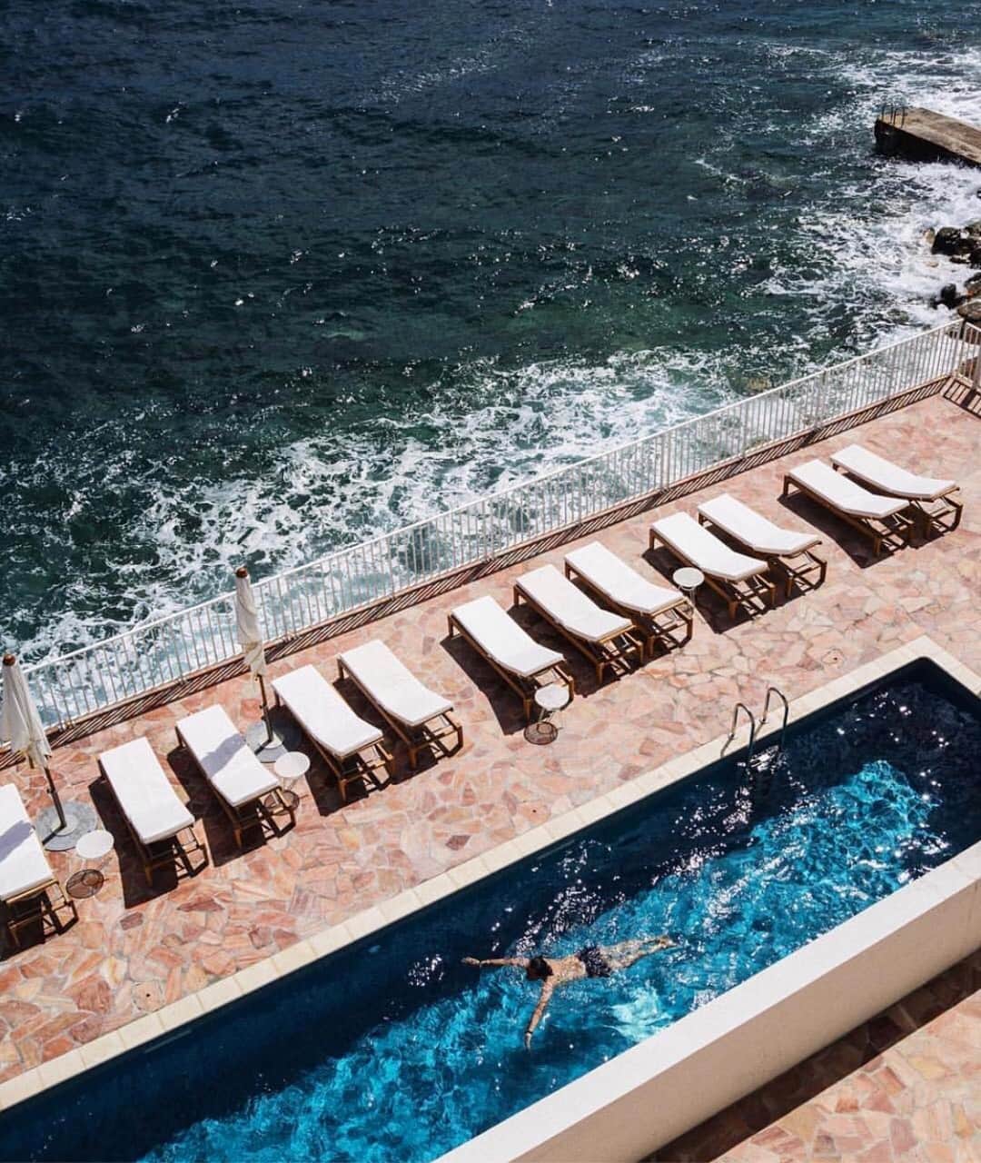のインスタグラム：「Pool weather is on the horizon! 💦 ☀️ . . Via @tinyatlasquarterly 📸 @louisaws #velvetla #travelinstyle」