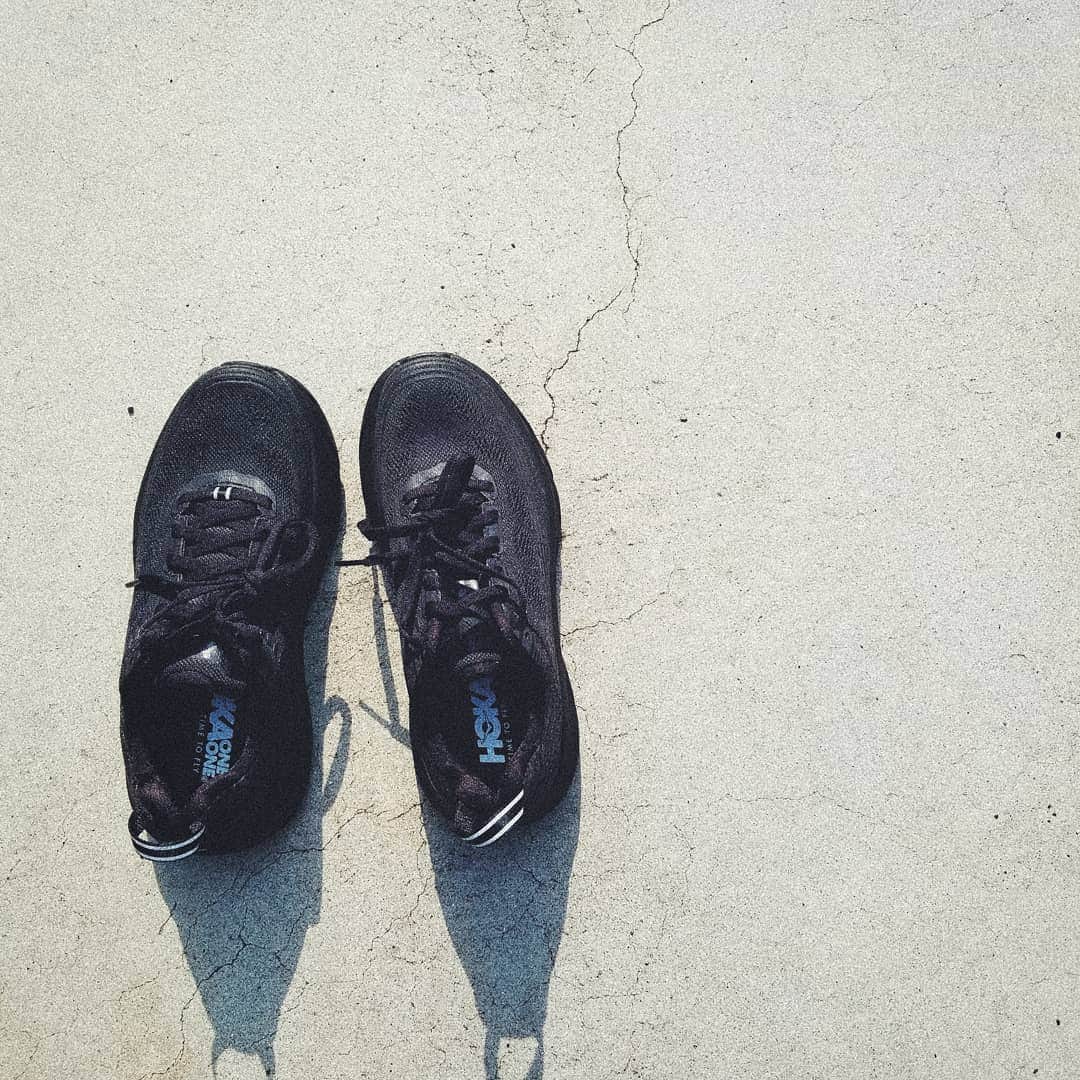 neokazumiのインスタグラム：「・ これとLOEWEで やりたいコーデがあるから 少し寝かせようと思います👟 ・ #hokaoneone#履き心地良さ #買ったよ#寝かせるよ」
