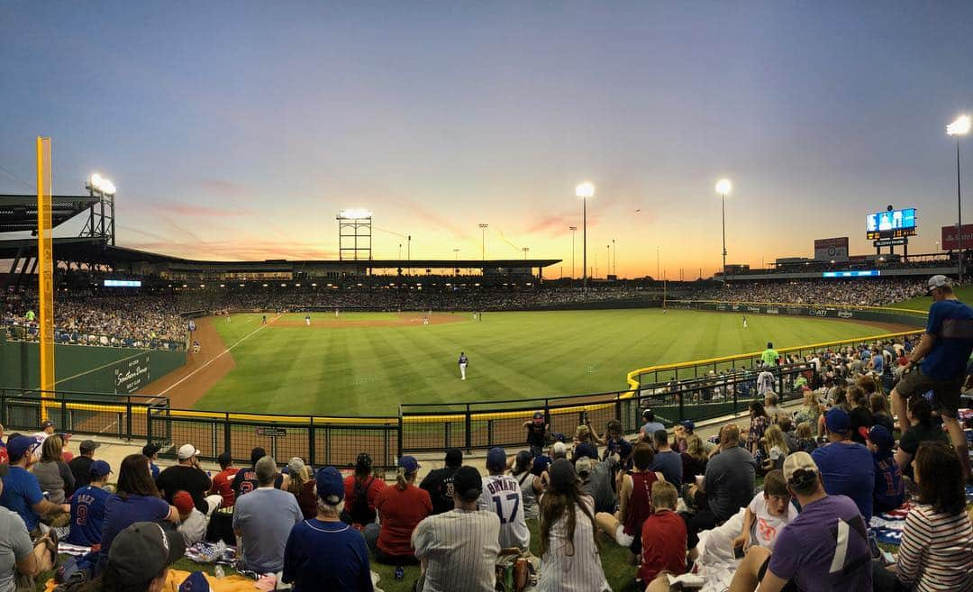 シカゴ・カブスさんのインスタグラム写真 - (シカゴ・カブスInstagram)「Thank you to everyone who helped us set a franchise Spring Training record with this year's attendance of 250,893! See you next year, @SloanParkMesa! #EverybodyIn 😎🌵」3月27日 9時04分 - cubs