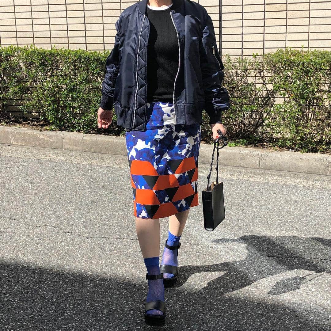 chikako0824のインスタグラム：「ちょっと前のコーデ。 サカイのMA-1は後ろがフレアーになってて可愛い。この丈のスカートも久しぶりに履くと新鮮なような、恥ずかしいような😊  #sacai  #jilsander  #driesvannoten  #celine  #サカイ  #ジルサンダー  #ドリスヴァンノッテン  #セリーヌ  #code  #50代コーデ」